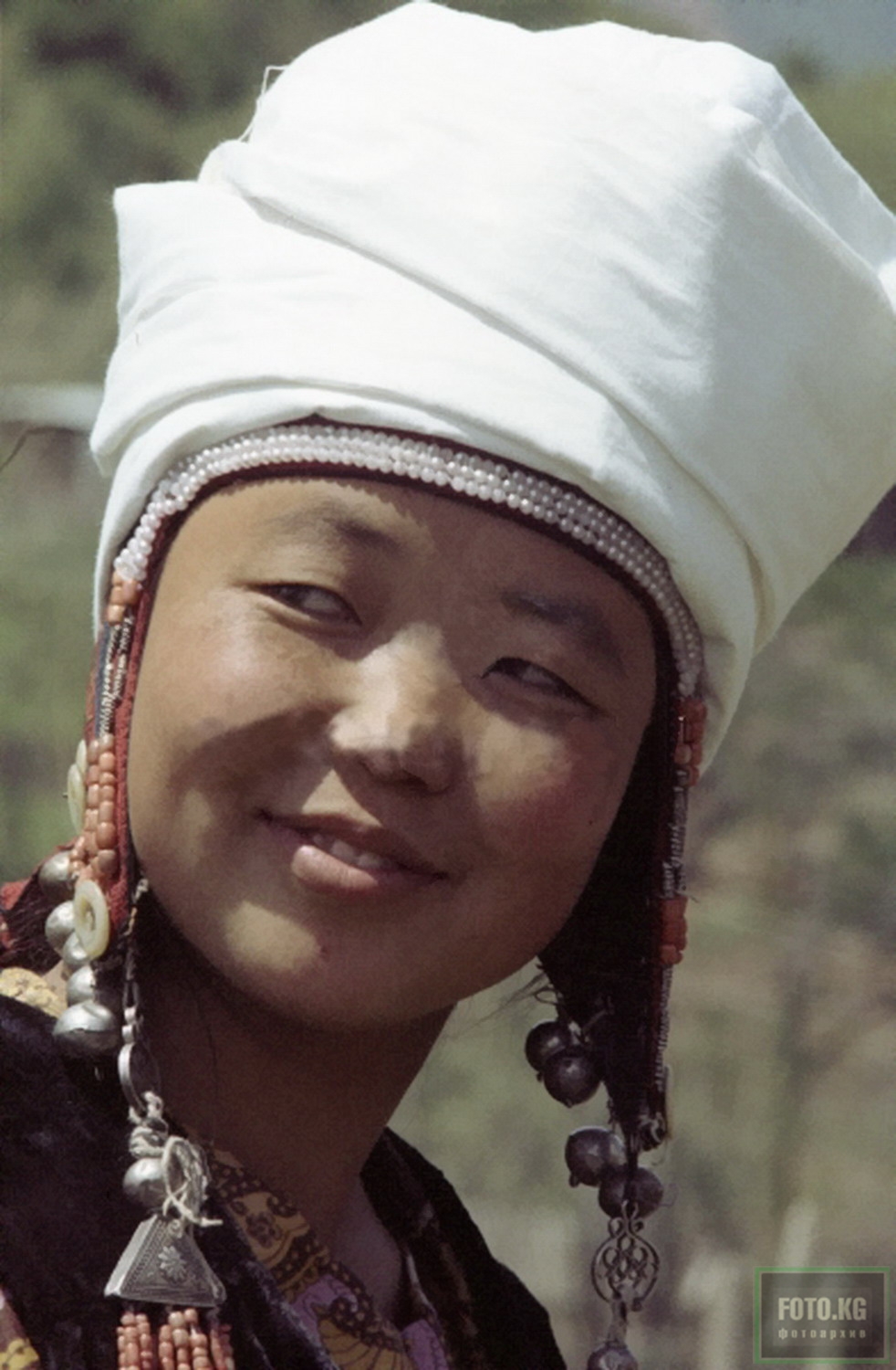 Национальная киргизская одежда. Девушка в национальном уборе