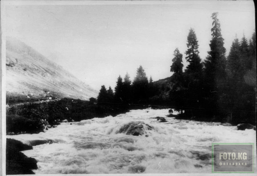Гужевая тропа вдоль речки Каракол. Пржевальского уезда.