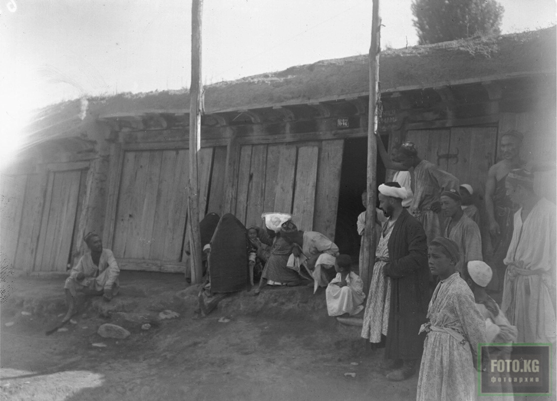 Город Ош. Медицина. Врач осматривает больного ребенка