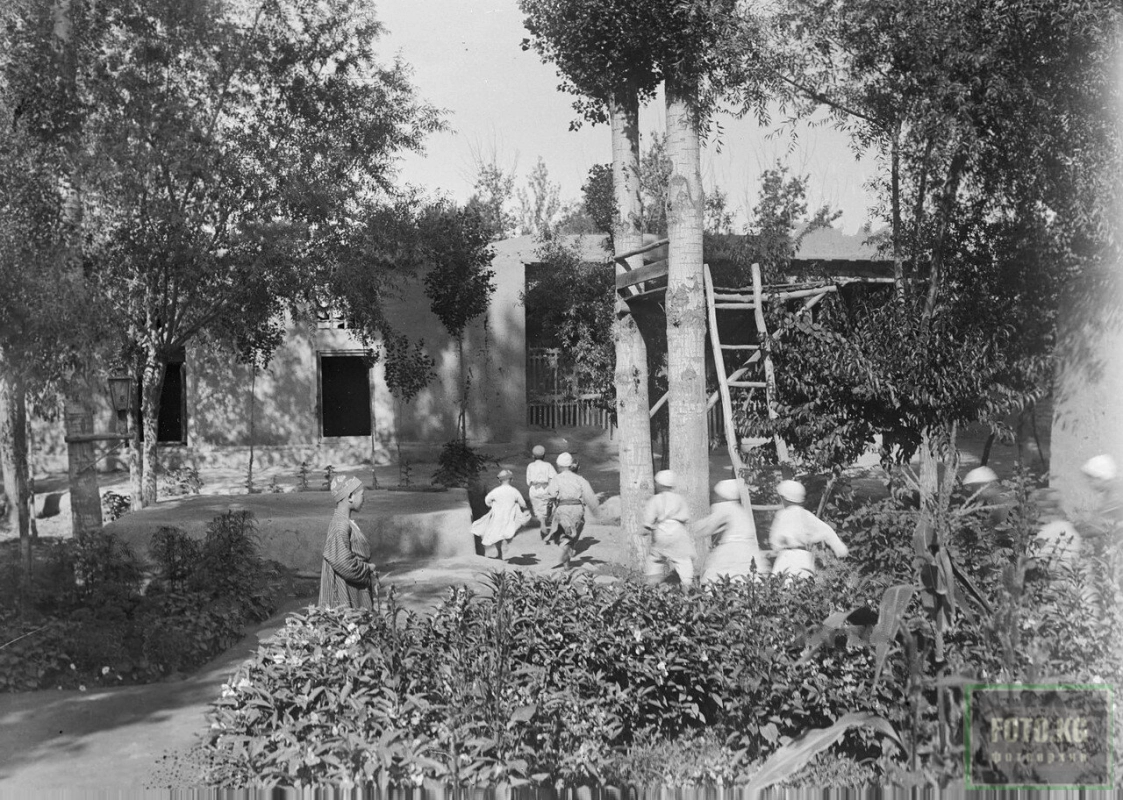 Город Ош, сартская школа. Ученики во дворе школы.